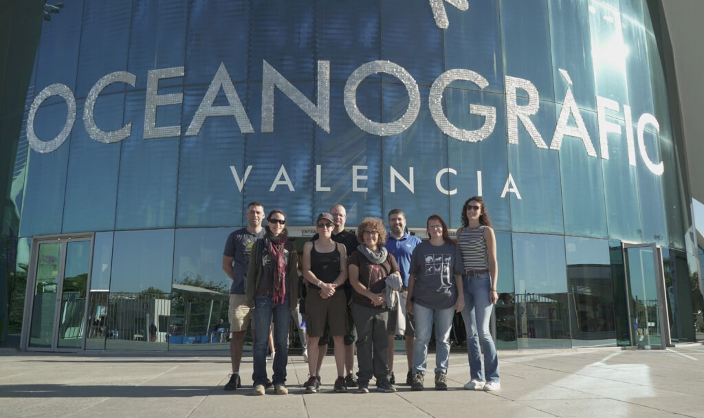 Una comitiva del Congreso Internacional de Cuidadores de zoos y acuarios visita el Oceanogràfic